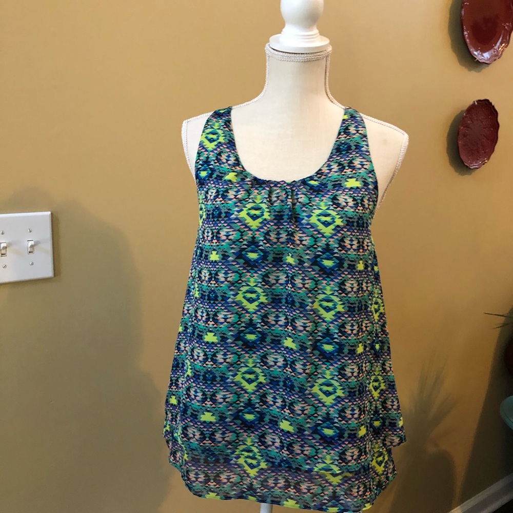 Cute short tunic top! Gently worn! Taken care of!